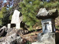 �j�̎R�匠���̐Δ�