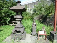 足尾ダム駐車場の石灯篭