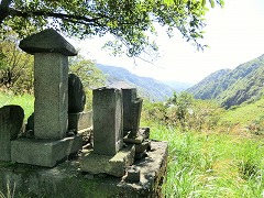 墓石からダム方面を振り返る