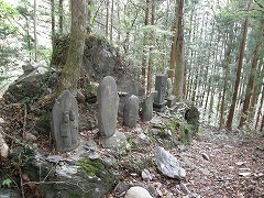 ���̖T��ɐΕ��Q