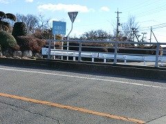 �\������