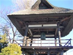 藁葺き屋根の鐘楼