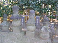 勾当内侍墓と新田義貞首塚