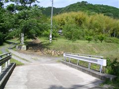 ���̐�Ɉ㉤�T���̐Βi