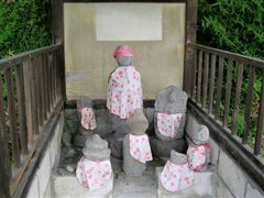 �K�̒��̐Ε��Q