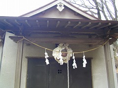 社殿の軒先に・・