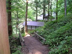 ��̑O�ɕs����