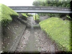 橋の下をくぐる